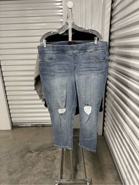 Torrid | Lean Jean Destructed Jeggings in Light Wash | size 2